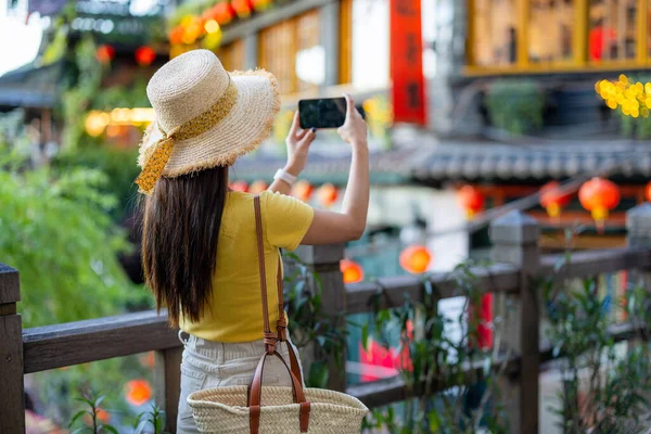 Woman Take Photo Cellphone Jiufen Taiwan — Fotografia de Stock