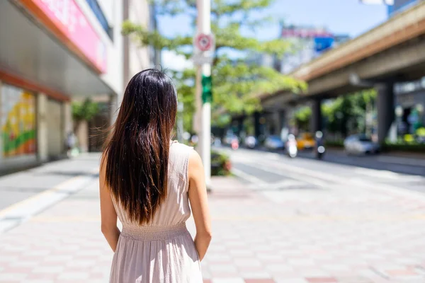 Mulher Olha Para Cidade Taipei — Fotografia de Stock