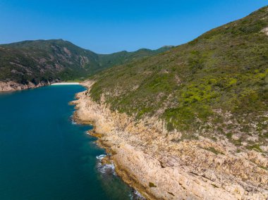 İnsansız hava aracı Hong Kong Sai Kung doğal alanı üzerinde uçuyor.