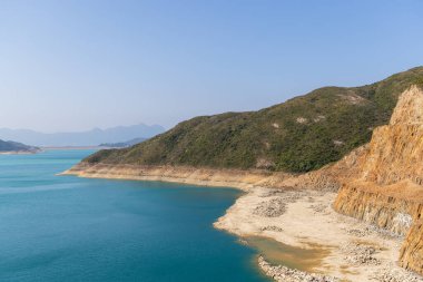 İnsansız hava aracı Hong Kong Sai Kung doğal alanı üzerinde uçuyor.