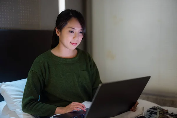 Vrouw Werk Laptop Zitten Bed — Stockfoto