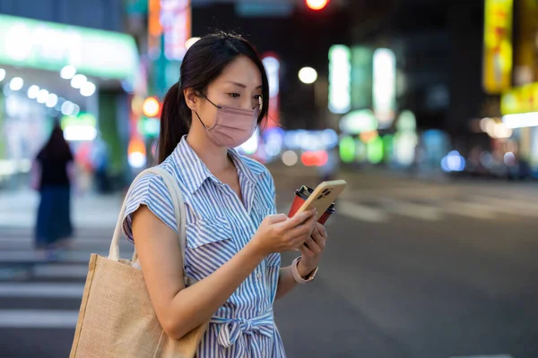 도시에서 마스크를 휴대폰을 사용하는 여자들 — 스톡 사진