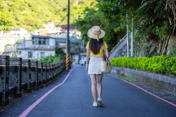 Ταξιδιωτική Γυναίκα Πόδια Στο Δρόμο Στην Ταϊβάν — Φωτογραφία Αρχείου