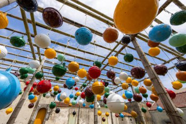 Tayvan 'daki Penghu Nanliao' da renkli yüzen top.