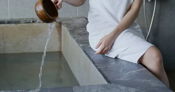 Woman Enjoy Her Hot Spring Winter Time — Foto Stock