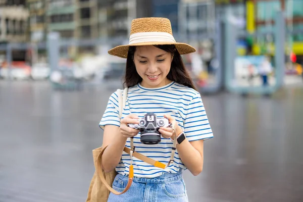 Travel Woman Use Camera Tourist Attraction Point — Fotografia de Stock