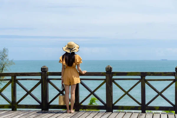 Tourist Woman Look Beautiful Blue Sea — Stok fotoğraf