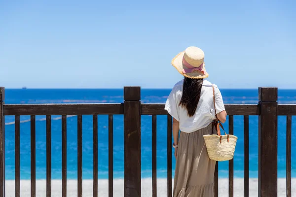 Woman Look Sea Summer Time — Stockfoto