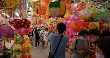 Yuen Long, Hong Kong - 09 Eylül 2021: Hong Kong 'da sulak pazarda geleneksel sonbahar ortası feneri satmak