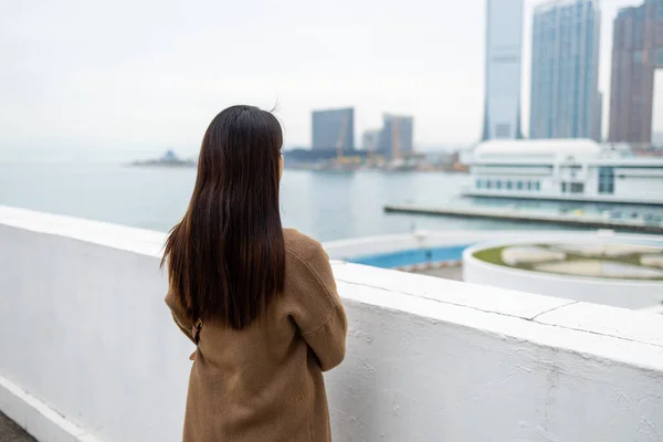 Mujer Mira Ciudad Hong Kong — Foto de Stock