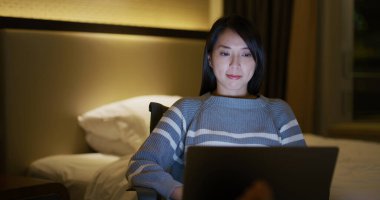 Kadın geceleri dizüstü bilgisayarda çalışıyor.