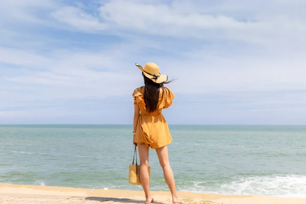Woman Enjoy Sea Beach — Fotografia de Stock