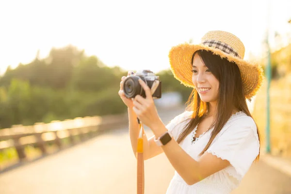 Travel Woman Use Camera Take Photo Sunset Royalty Free Stock Photos