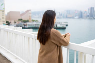 Kadın, Hong Kong şehrine bak.