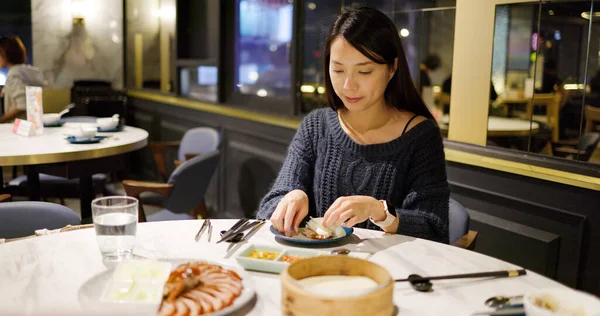 Woman Enjoy Her Dinner Roasted Duck Restaurant —  Fotos de Stock