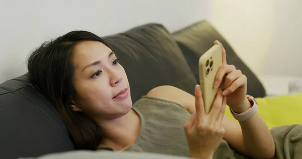 Cep Telefonu Kadın Kullanımı Geceleri Kanepede Yatıyor — Stok fotoğraf