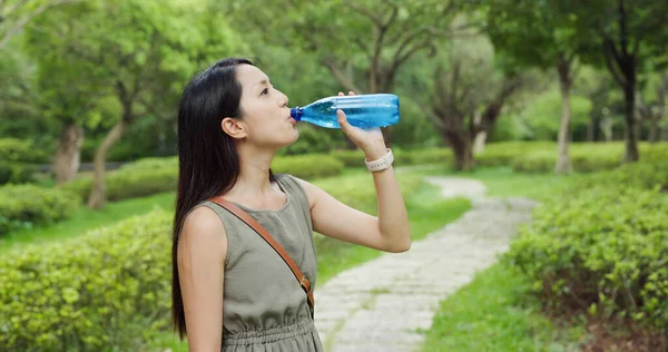 Woman Drink Water Outdoor Park — Stock Photo, Image