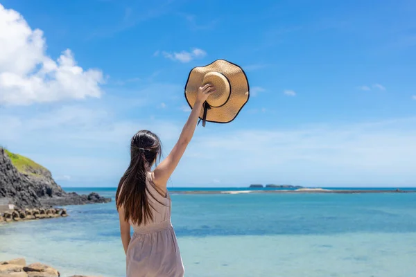 Happy Woman Enjoy Sea Beach — Stockfoto