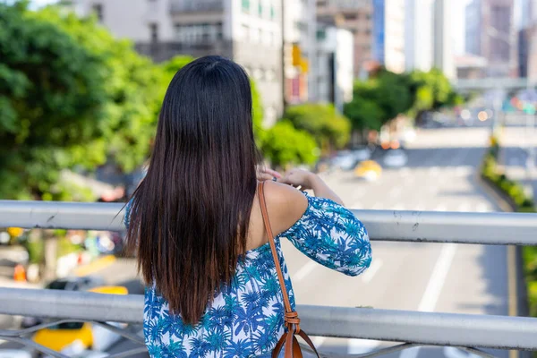 Vrouw Kijk Naar Stad Taipei — Stockfoto