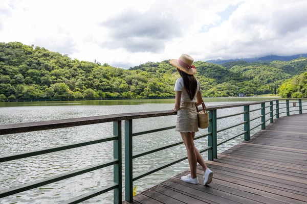 Asian Woman Walk Lakeside Wooden Path — Foto Stock