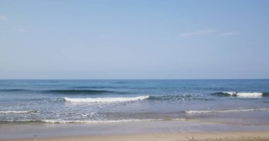Kumsalda deniz dalgaları