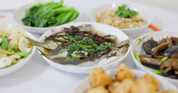 自宅で中国式の家族の夕食 — ストック写真