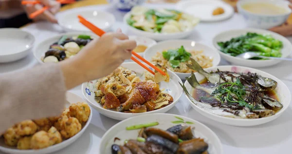 自宅での中国の家族の夕食 — ストック写真