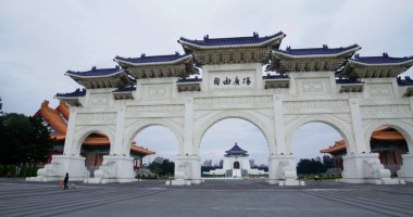 Taipei, Tayvan - 17 Mart 2022: Tayvan 'daki Chiang Kai Shek Anıt Salonu' nun ön kapısı