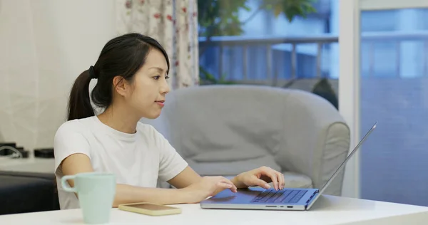 Woman Use Computer Home — Stok fotoğraf