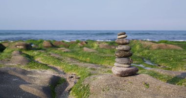 Laomei Yeşil Resifi 'ndeki sahilde Zen taşları