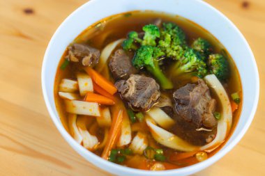 Tayvan usulü erişte çorbası.