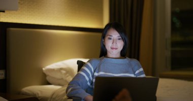 Kadın geceleri dizüstü bilgisayarda çalışıyor.