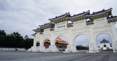 Taipei, Tayvan - 17 Mart 2022: Chiang Kai Shek Anıt Salonu 'nun ön kapısı