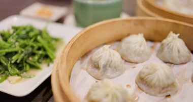 Restoranda Çin usulü çorba ekmeği.