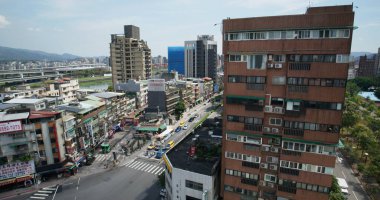 Taipei, Tayvan - 15 Mart 2022; Taipei 'deki Raohe Caddesi' nin en aşağı manzarası