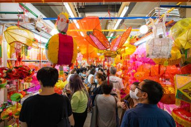 Yuen Long, Hong Kong - 09 Eylül 2021: Hong Kong 'da sulak pazarda geleneksel sonbahar ortası feneri satmak