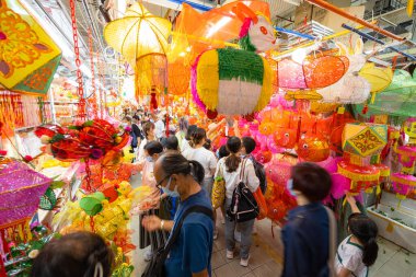 Yuen Long, Hong Kong - 09 Eylül 2021: Hong Kong 'da sulak pazarda geleneksel sonbahar ortası feneri satmak