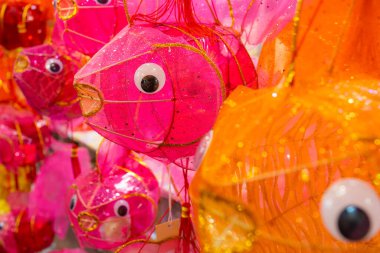 Yuen Long, Hong Kong - 09 Eylül 2021: Hong Kong 'da sulak pazarda geleneksel sonbahar ortası feneri satmak