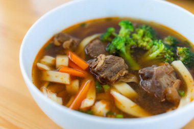 Tayvan usulü erişte çorbası.