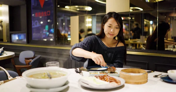 Woman Eat Perking Duck Restaurant — Stock fotografie