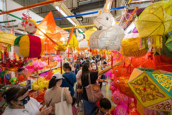 Yuen Long, Hong Kong - 09 Eylül 2021: Hong Kong 'da sulak pazarda geleneksel sonbahar ortası feneri satmak