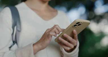 Kadınlar açık havada akıllı telefon kullanır.