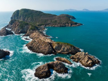 İnsansız hava aracı Hong Kong Sai Kung Peyzajı üzerinde uçuyor.