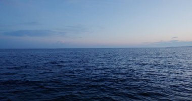 Güzel gün batımı manzarası ve deniz