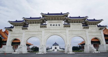 Taipei, Tayvan - 17 Mart 2022: Chiang Kai Shek Anıt Salonu 'nun ön kapısı