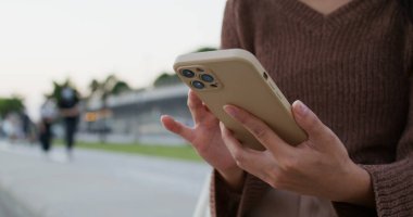 Açık havada kadın cep telefonu kullanımı