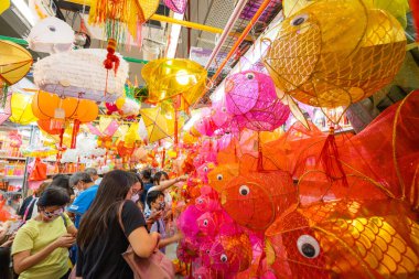 Yuen Long, Hong Kong - 09 Eylül 2021: Hong Kong 'da sulak pazarda geleneksel sonbahar ortası feneri satmak