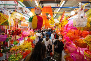 Yuen Long, Hong Kong - 09 Eylül 2021: Hong Kong 'da sulak pazarda geleneksel sonbahar ortası feneri satmak