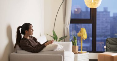 Kadınlar evde televizyon izler.