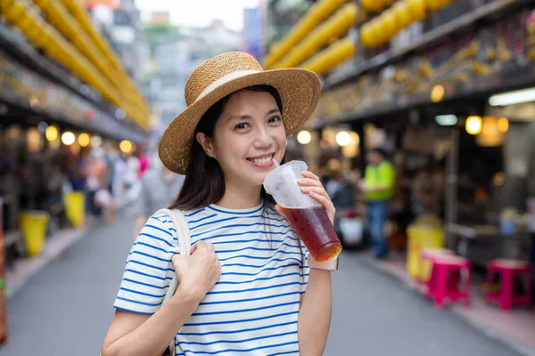 Woman Drink Iced Tea Keelung Street Market — Stockfoto